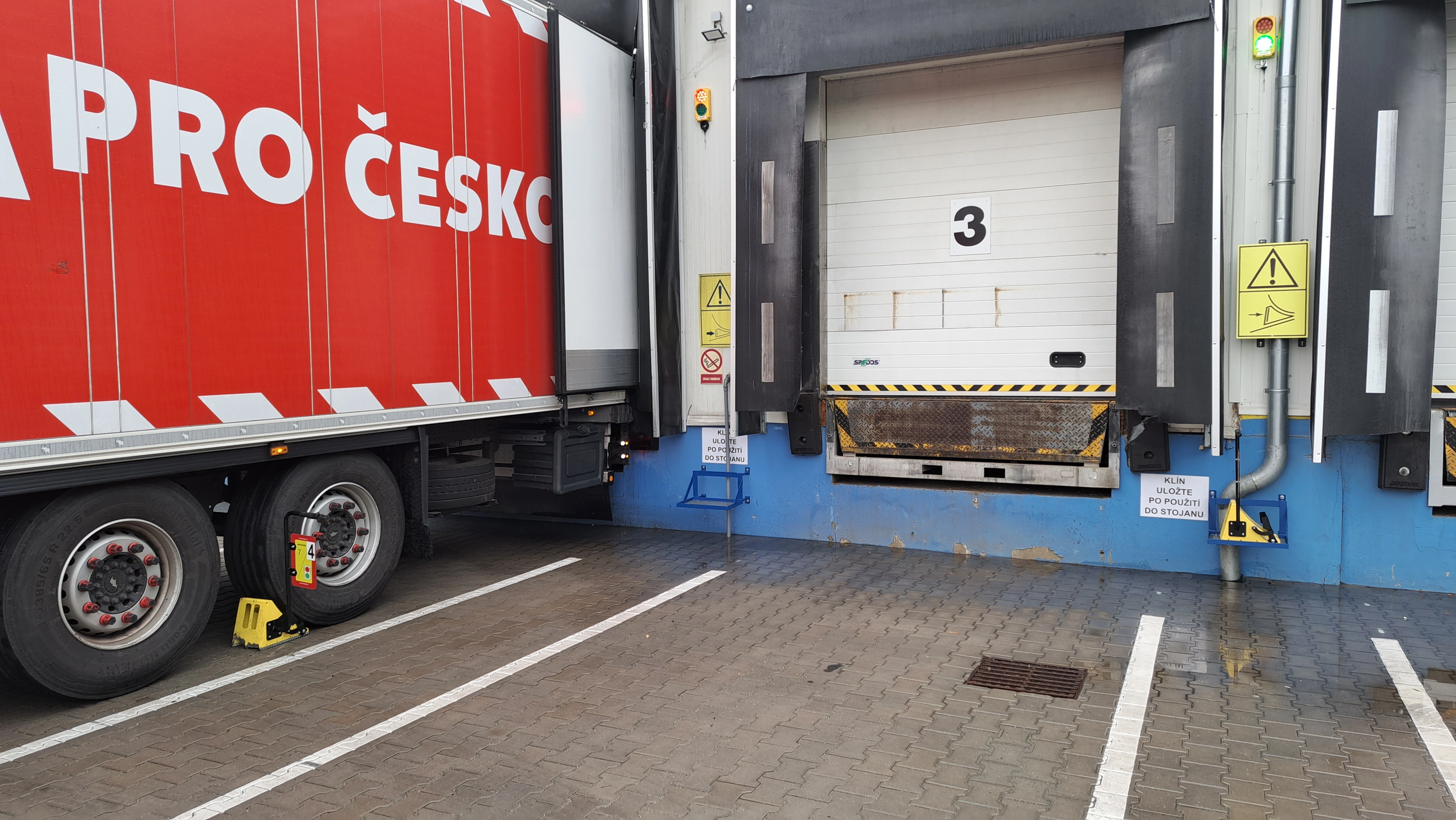 Kamion se založeným klínem iStop pod kolem