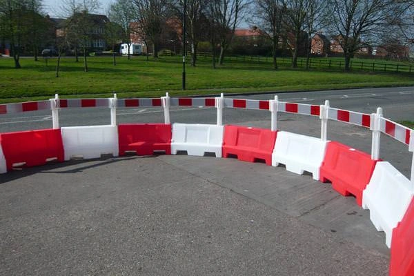 Červenobílé plastové mobilní zábrany