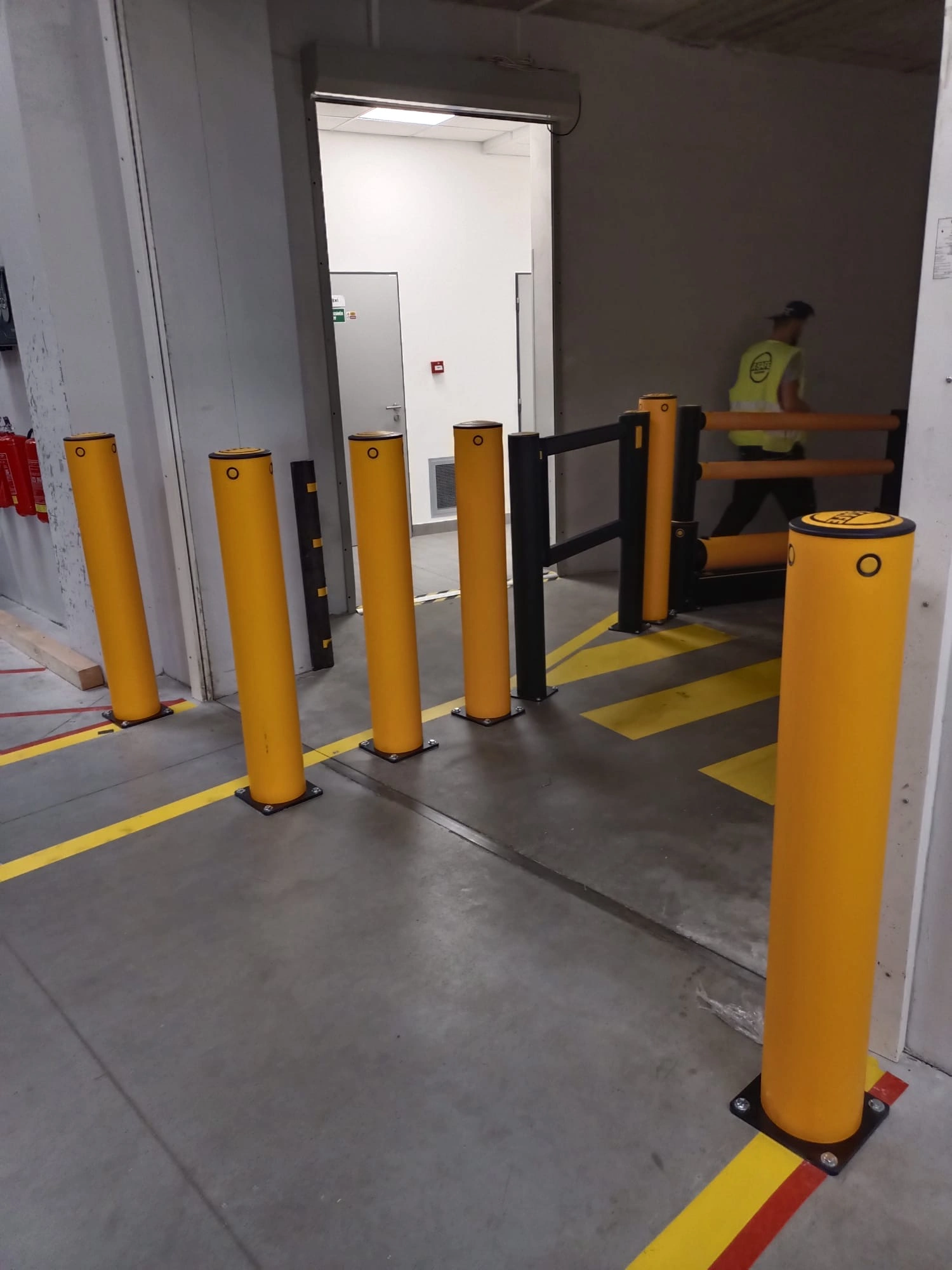 Chránící žluté sloupky iFlex Bollard instalované u průjezdu
