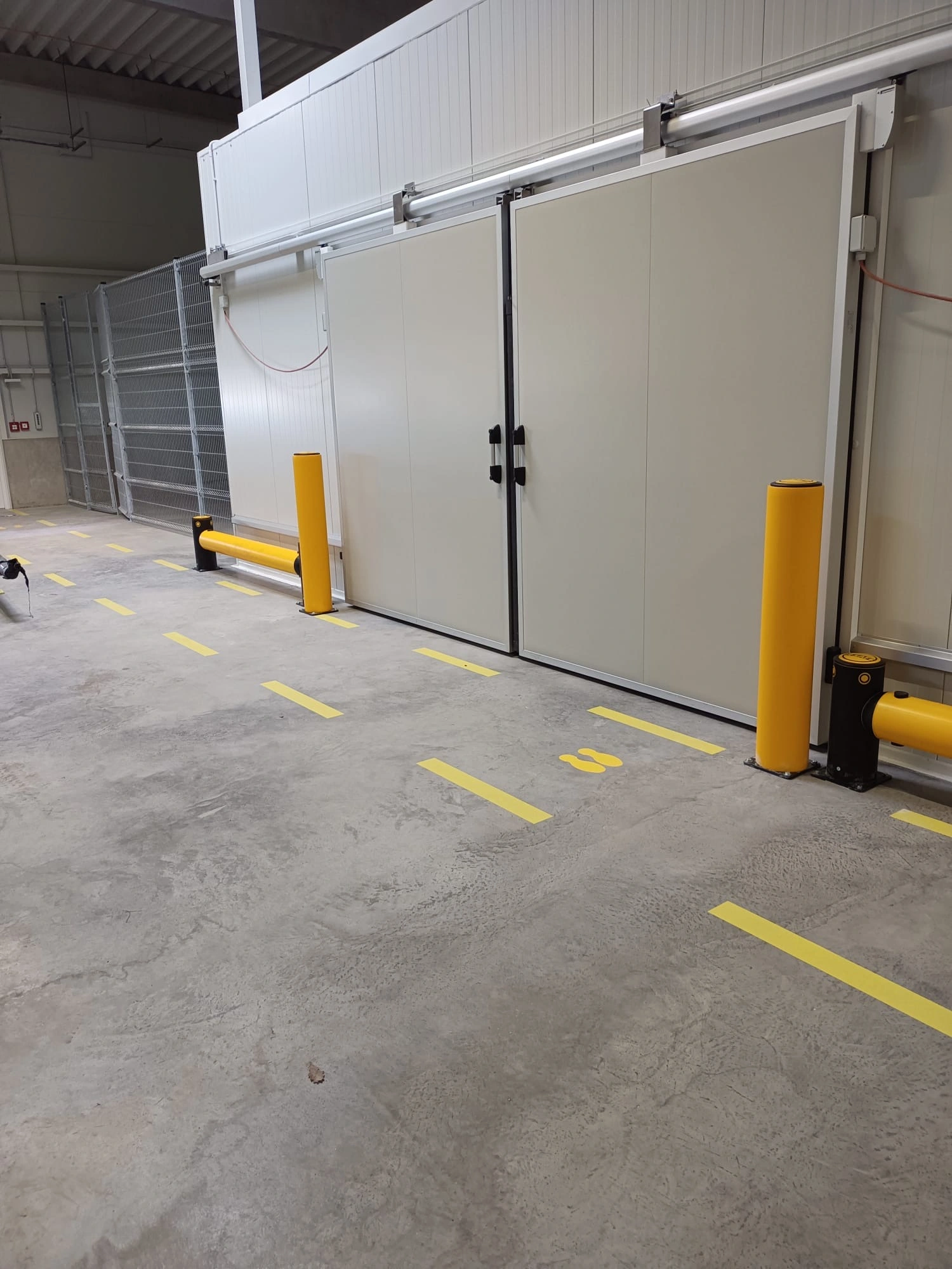 iFlex Bollard A-SAFE u vrat – odolná ochrana vstupních prostor.
