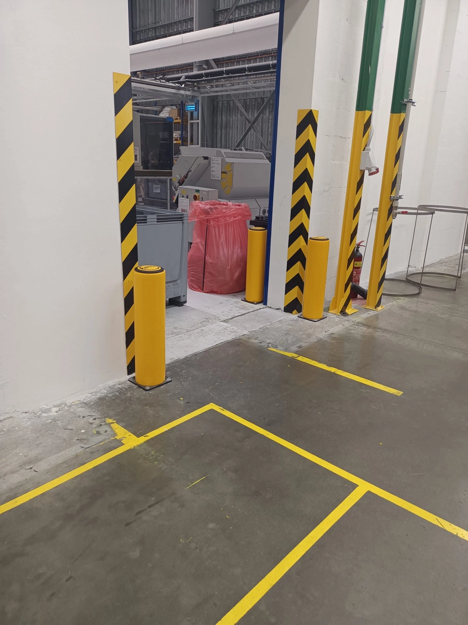 Detail iFlex Bollard u průmyslových vrat – robustní sloup chránící infrastrukturu.