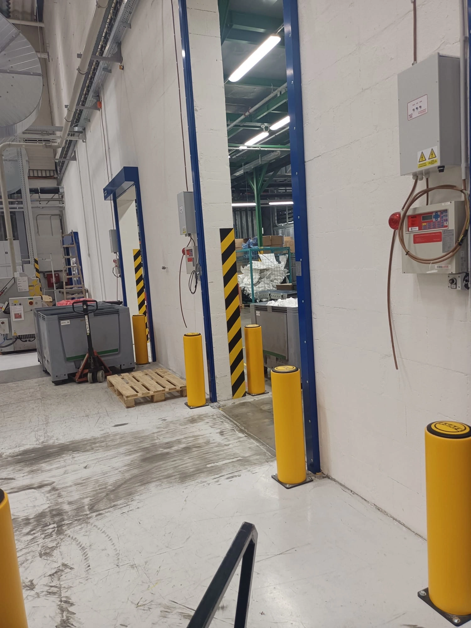 Žluté sloupy iFlex Bollard – prevence poškození průjezdů a budov.