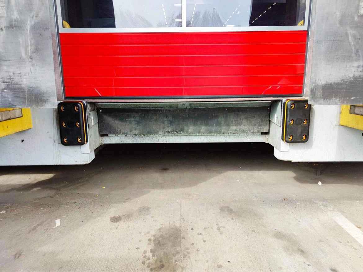 DockBuffer A-SAFE na rampě – odolné dorazy chránící rampu i vozidla.