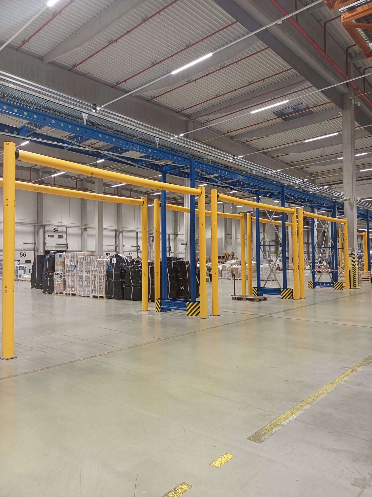 Instalace výškového omezovače iFlex Height Restrictor u průmyslového průjezdu chrání vrata před poškozením.