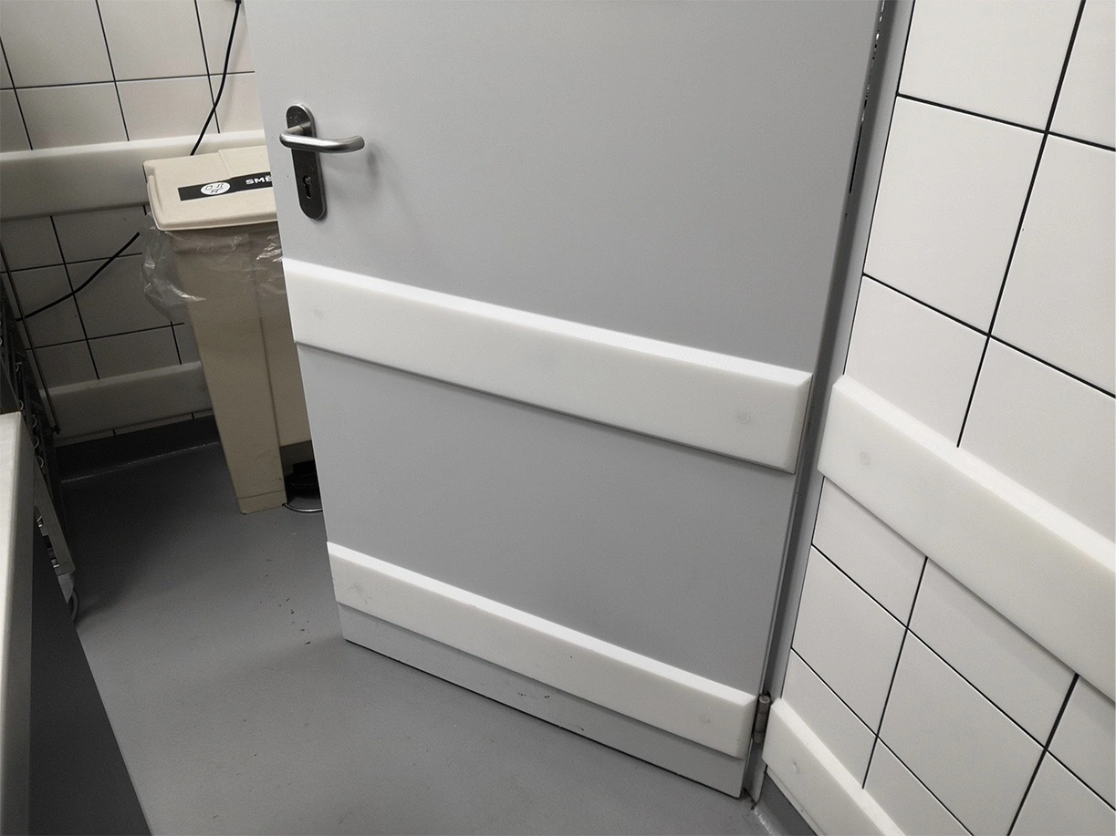 Bílá okopová deska WallProtec Hygienic na stěnách a dveřích
