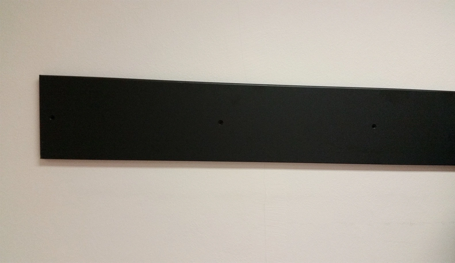 Šedá okopová deska WallProtec Standard na stěně
