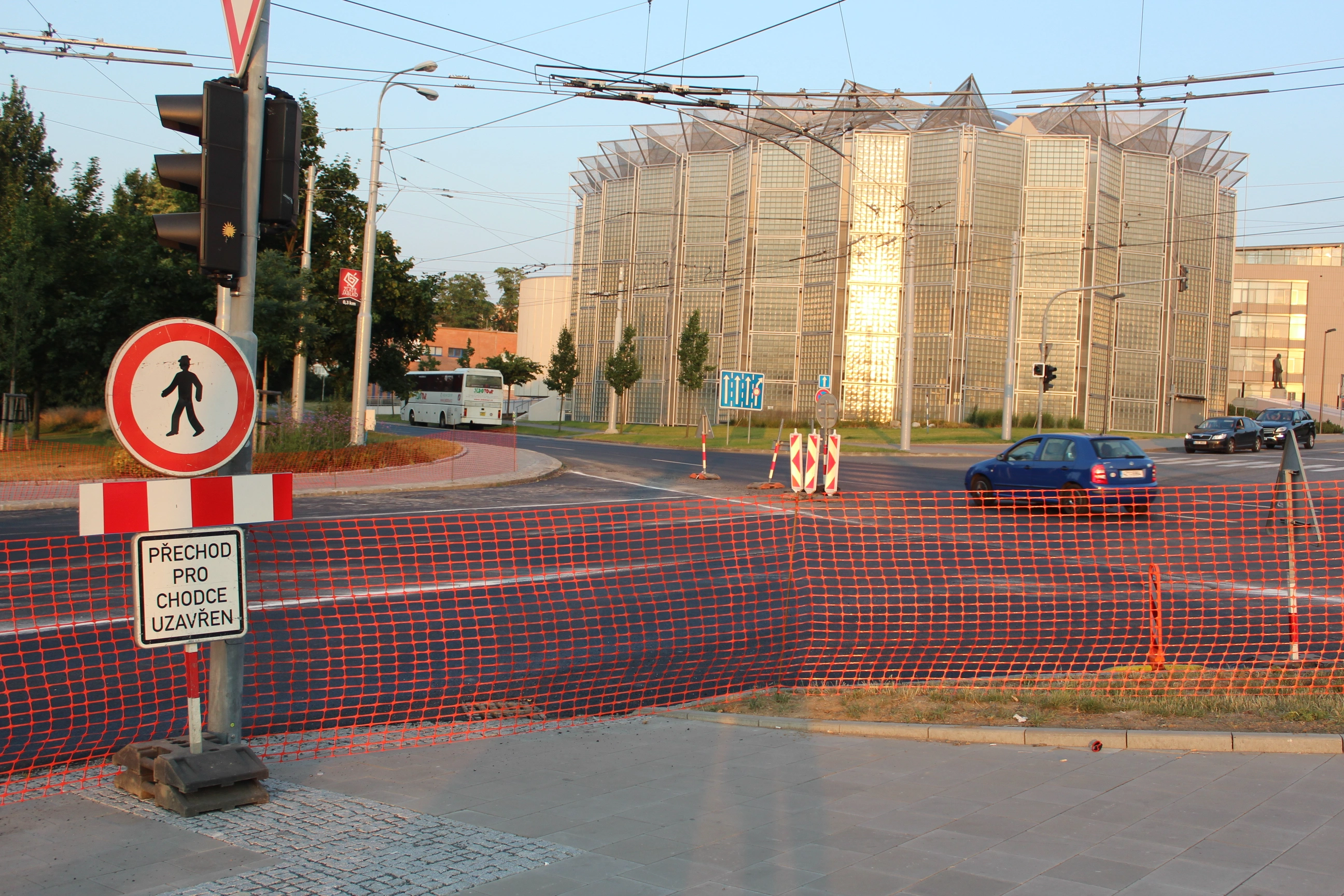 Plastová oranžová síť Baunet zamezující vstup chodcům