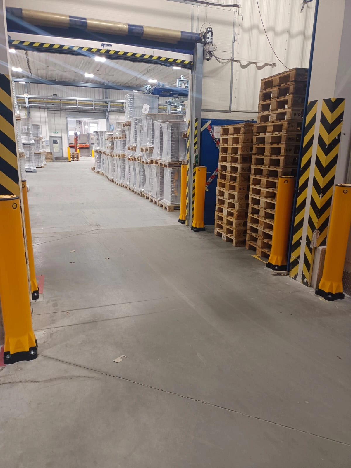 Bezpečnostní sloupky Monoplex Bollard chrání vjezd do skladu před nárazy vozidel.
