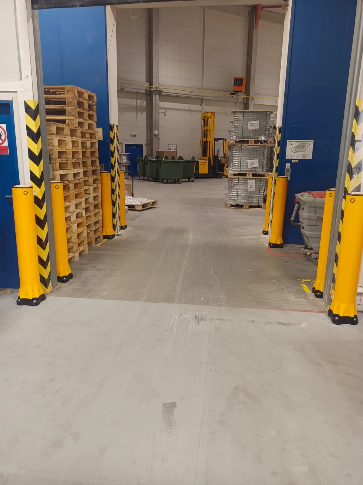 Monoplex Bollard u vrat – pevná ochrana vstupních prostor.