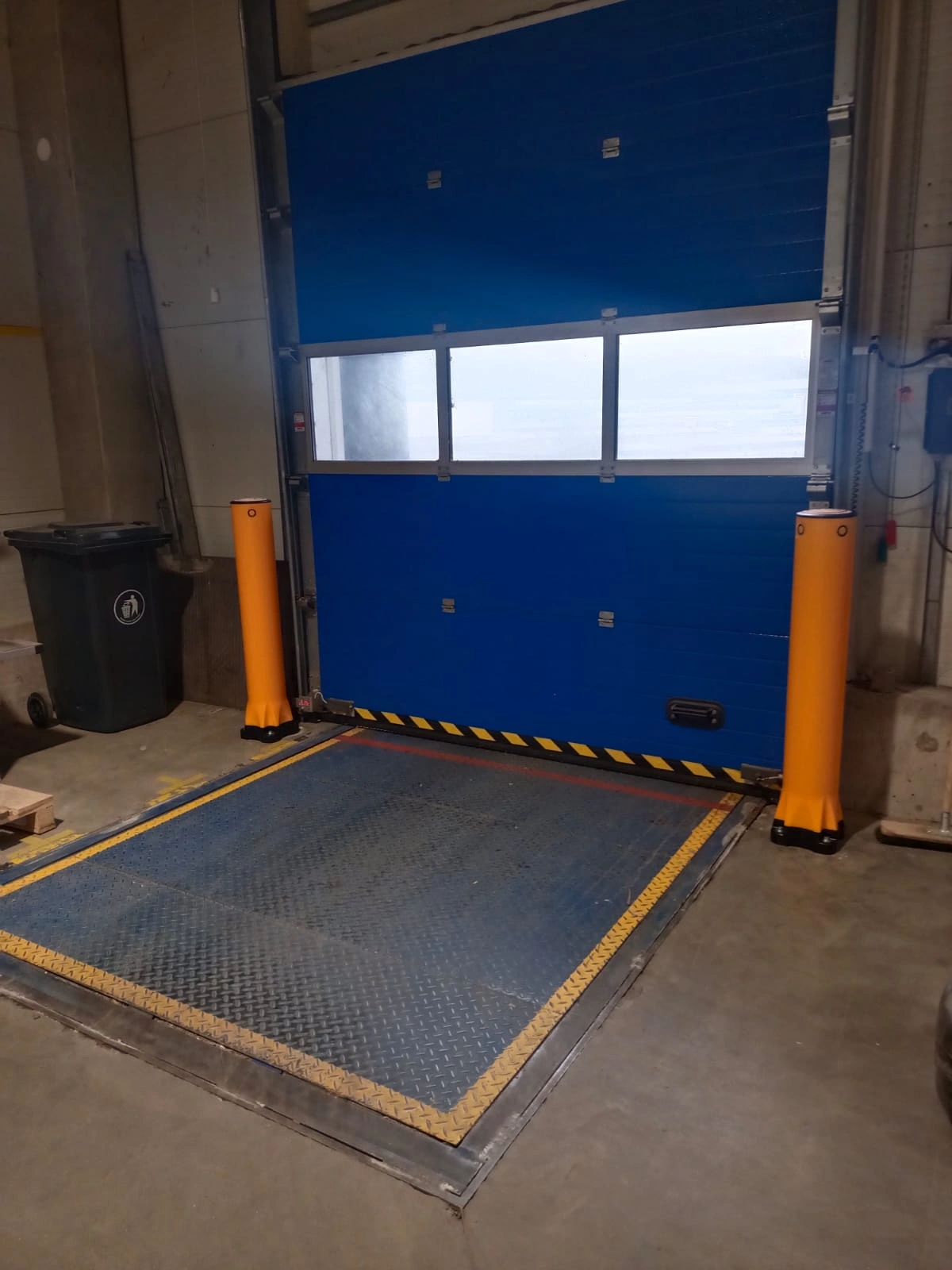 Bezpečnostní sloupky Monoplex Bollard chrání vjezd do skladu před nárazy vozidel.