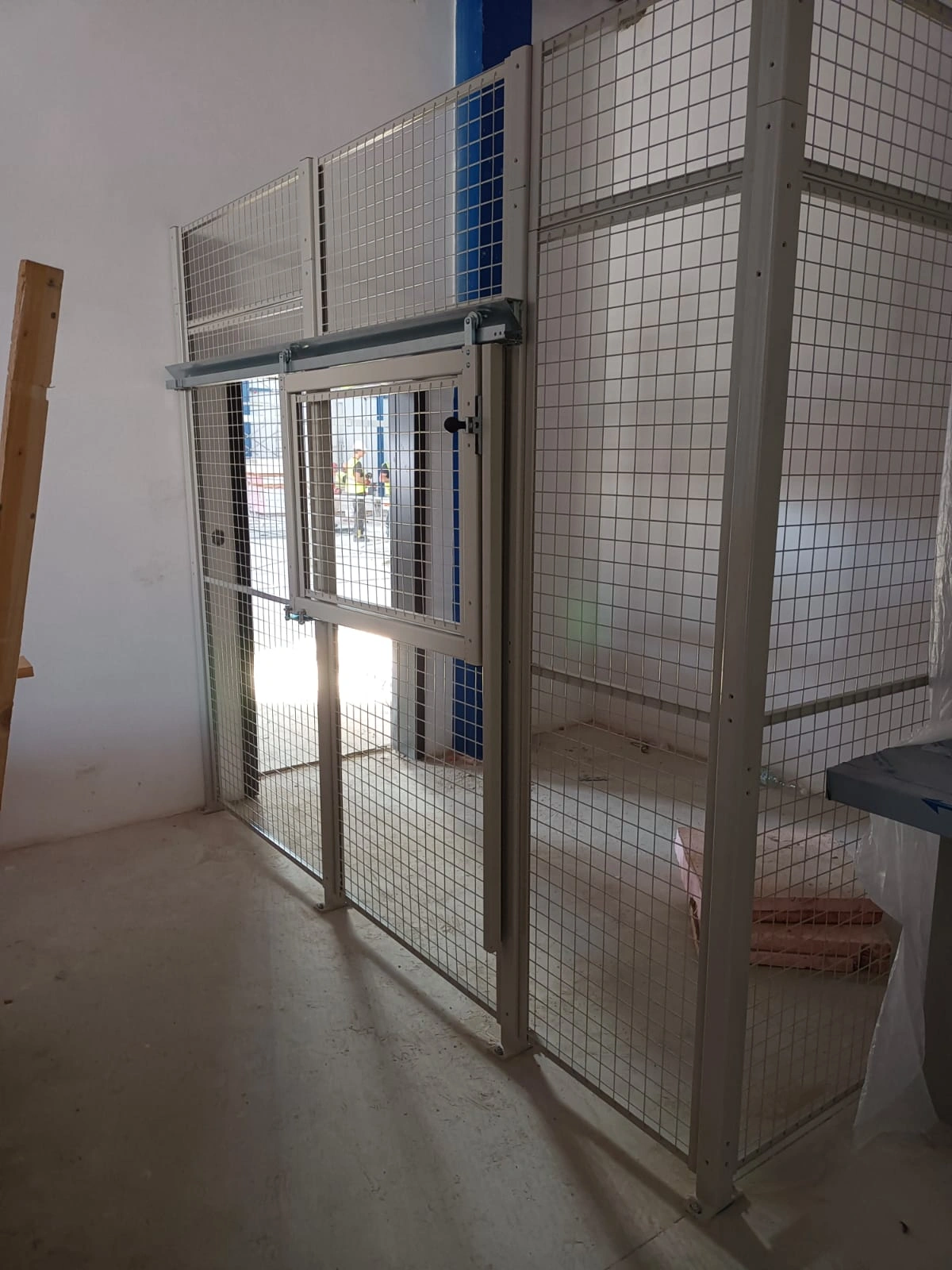 Drátěné příčky Modul Vario efektivně vymezují skladovací prostory a chrání uložené materiály.