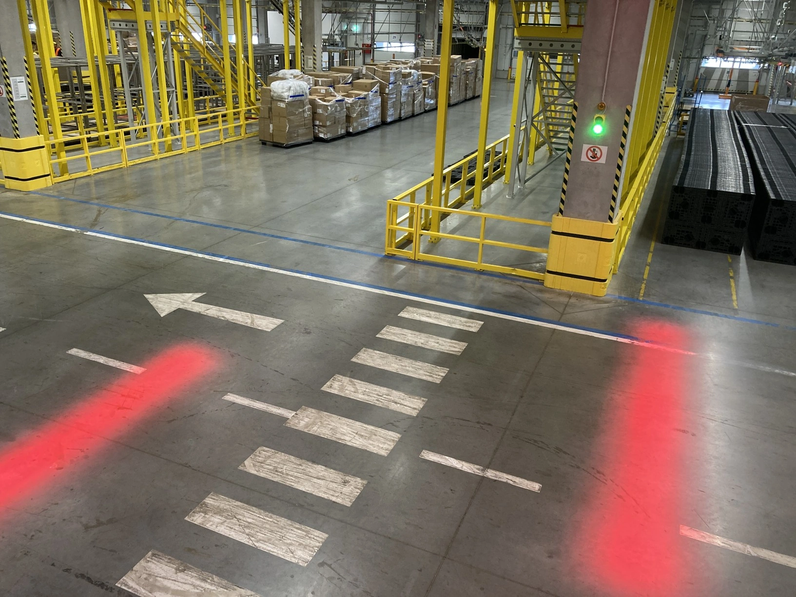 Signalizační systém pro zabezpečení průjezdú VZV