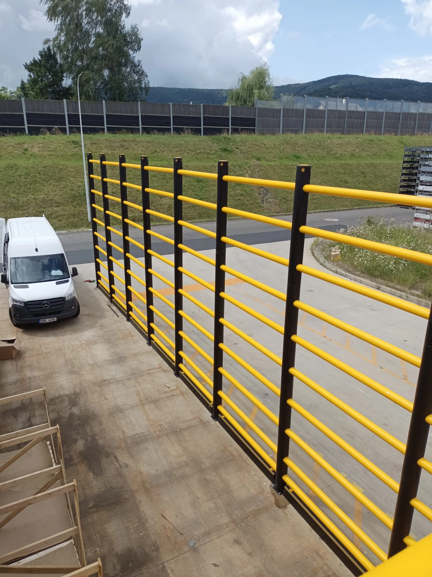 Instalovaná Topple Barrier chrání před pádem palet z regálů.