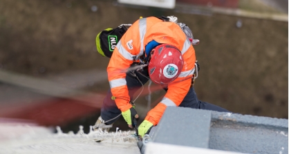 Wie verhindert man das Herabfallen von Werkzeug bei Arbeiten in der Höhe