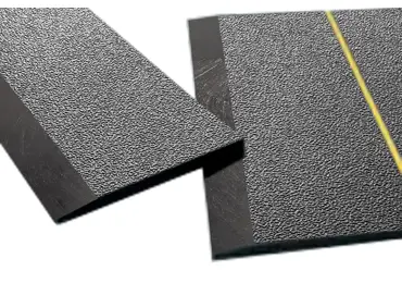 Anfahrleiste aus recyceltem PVC, StandardRecycled, 500×100×3-6mm, aufgeraute Oberfläche