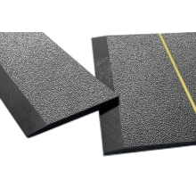 Anfahrleiste StandardRecycled aus recyceltem PVC – 500×100×3-6mm, aufgeraute Oberfläche, schwarz