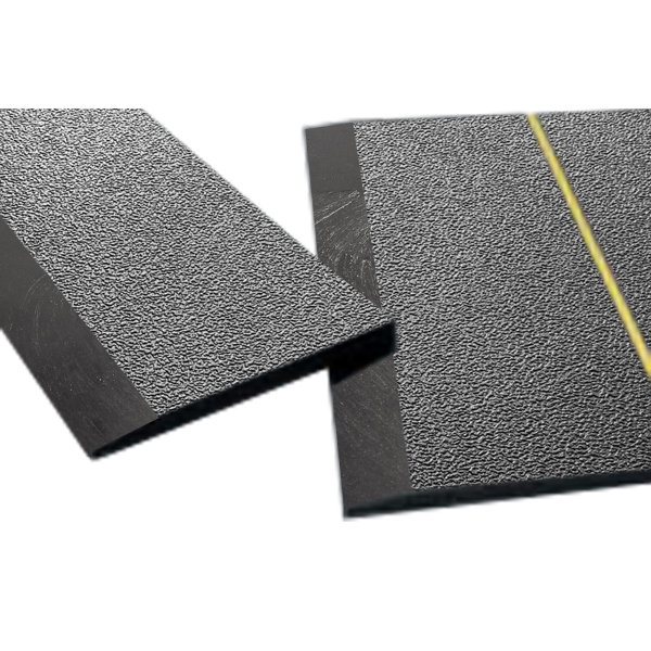 Anfahrleiste StandardRecycled aus recyceltem PVC – 500×100×3-6mm, aufgeraute Oberfläche, schwarz