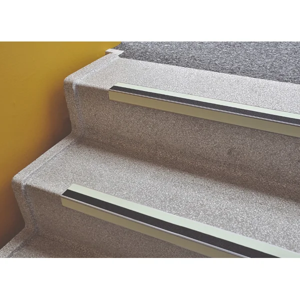 Antirutsch-Profil für Treppenkanten WT-5409 – Mineralgranulat in Kunstharz, gelb, 600×31×106 mm