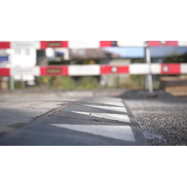 Auffahrrampe Silence für Stahlplatten mit Magneten – recycelter Gummi, Schwarz, 400×1000×42 mm