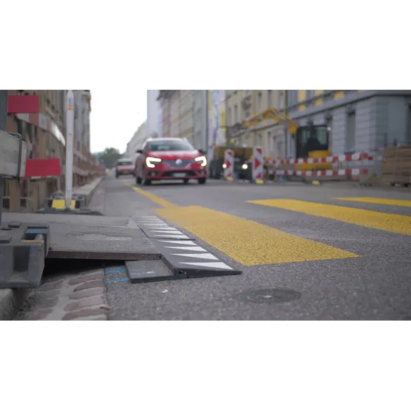 Auffahrrampe Silence für Stahlplatten mit Magneten – recycelter Gummi, Schwarz, 400×750×42 mm