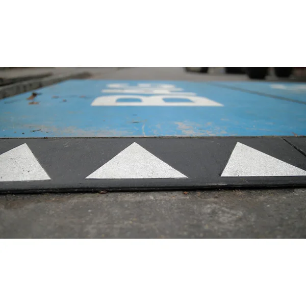 Auffahrrampe Silence für Stahlplatten – recycelter Gummi, Schwarz, 400×1000×42 mm