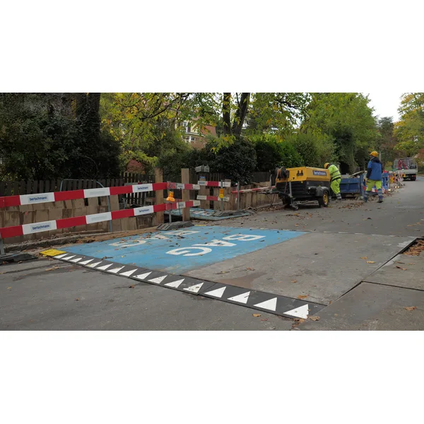 Auffahrrampe Silence für Stahlplatten – recycelter Gummi, Schwarz, 400×750×42 mm