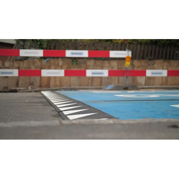 Auffahrrampe Silence für Stahlplatten – recycelter Gummi, Schwarz, 400×750×42 mm