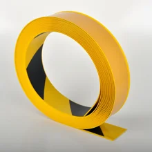 Beständiges Bodenband WT-500 mit abgeschrägter Kante – PVC, gelb-schwarz, 50 mm × 25 m