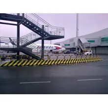 Betonschutzplanke 50 HS01CSB, schraffiert – rechtes Endstück, gelb–schwarz, 2000×440×500 mm