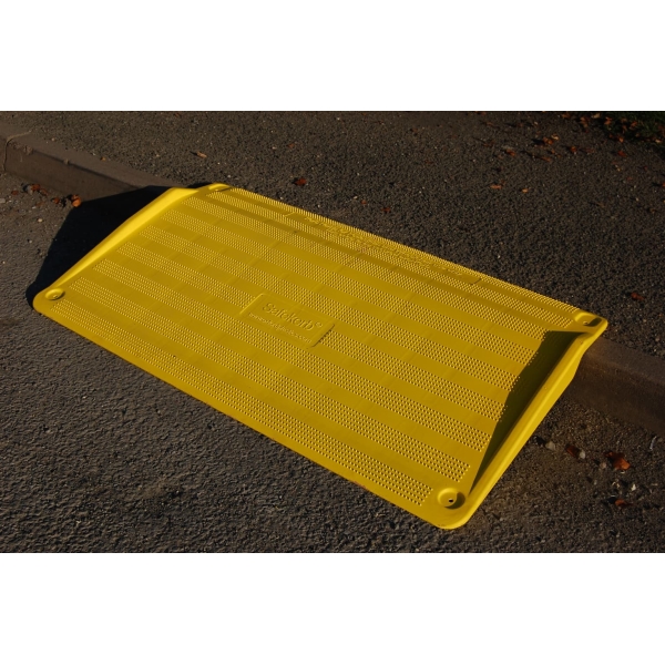 Bordstein-Auffahrrampe Safekerb – gelb, 1265×747 mm