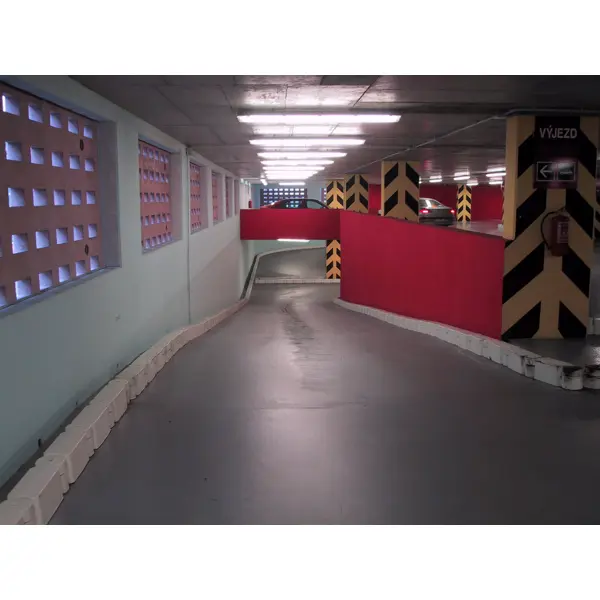 Bordstein aus recyceltem Gummi Twist – schwarz, 580 mm