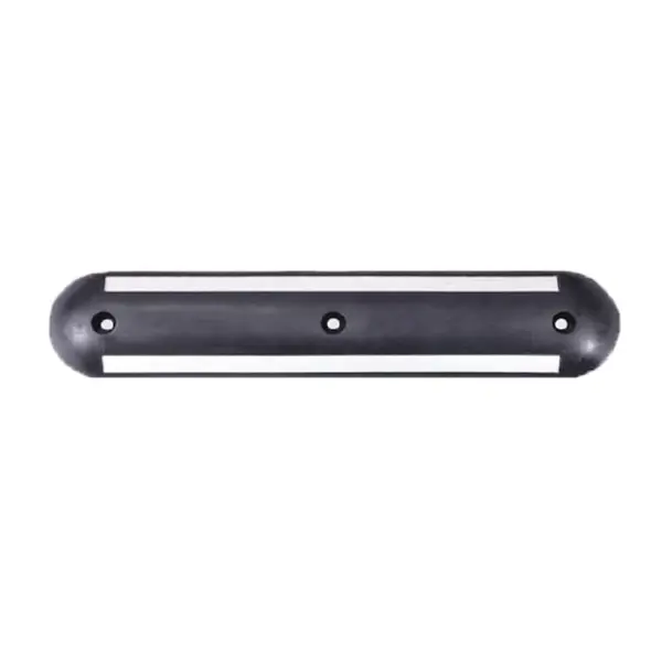Fahrbahntrenner aus recyceltem Gummi – schwarz, retroreflektierende Folie, 700×150×45 mm