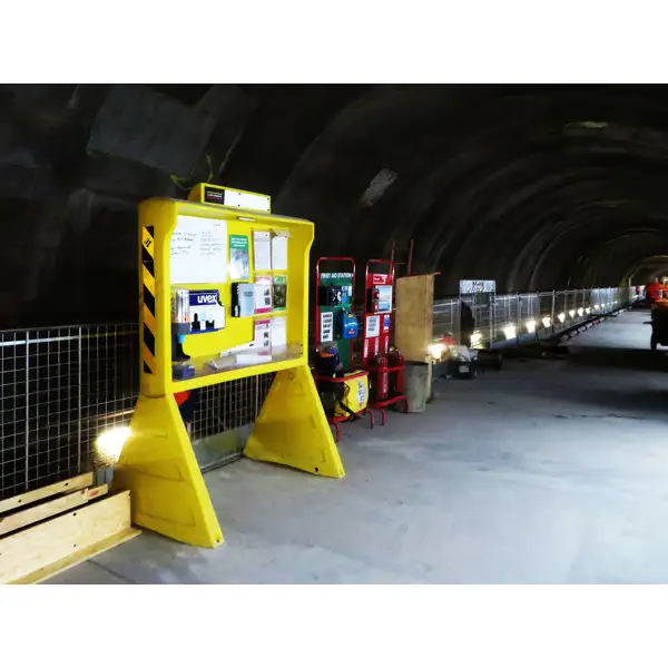 Freistehendes Infoschild InfoPoint, höhere Version des Layouts