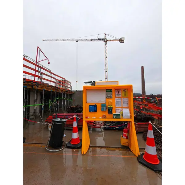 Freistehendes Infoschild InfoPoint, höhere Version des Layouts