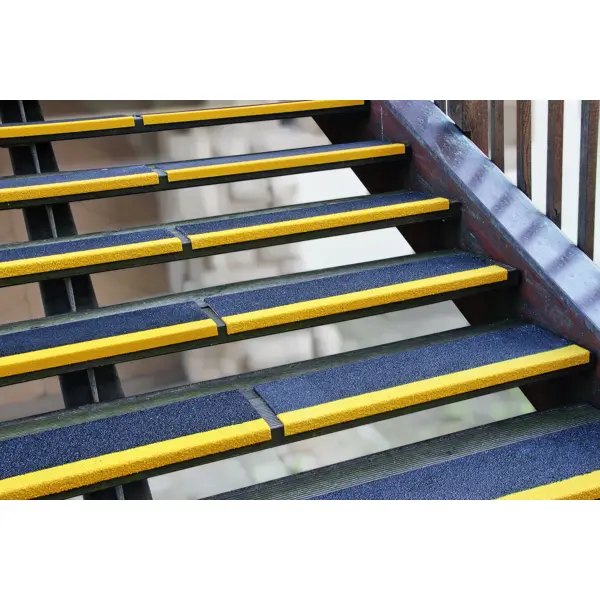 GFK-Antirutsch-Treppenkantenprofil Medium – breit, 230x800x30 mm, Dicke 3,8 mm, schwarz