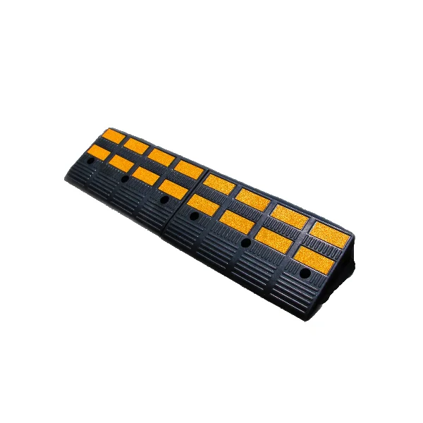 Gummiauffahrrampe mit reflektierenden Streifen, hoch – 600×360×150 mm, schwarz-gelb