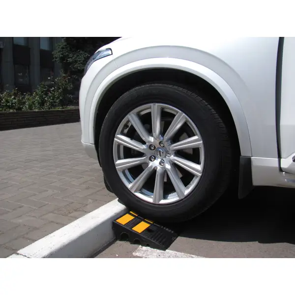 Gummiauffahrrampe mit reflektierenden Streifen, hoch – 600×360×150 mm, schwarz-gelb