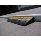 Gummiauffahrrampe mit reflektierenden Streifen, hoch – 600×360×150 mm, schwarz-gelb