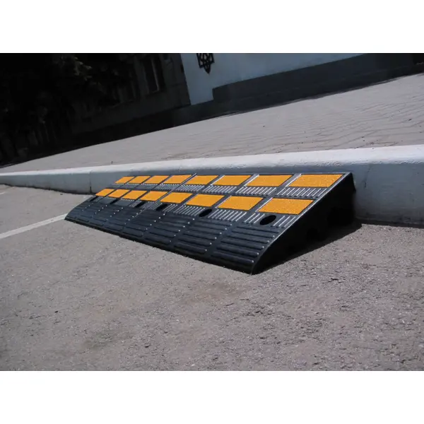 Gummiauffahrrampe mit reflektierenden Streifen, hoch – 600×360×150 mm, schwarz-gelb