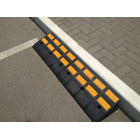Gummiauffahrrampe mit reflektierenden Streifen, hoch – 600×360×150 mm, schwarz-gelb