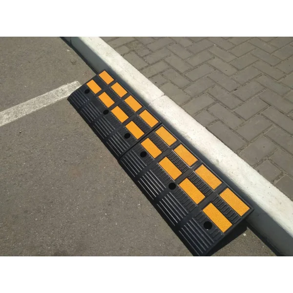Gummiauffahrrampe mit reflektierenden Streifen, hoch – 600×360×150 mm, schwarz-gelb
