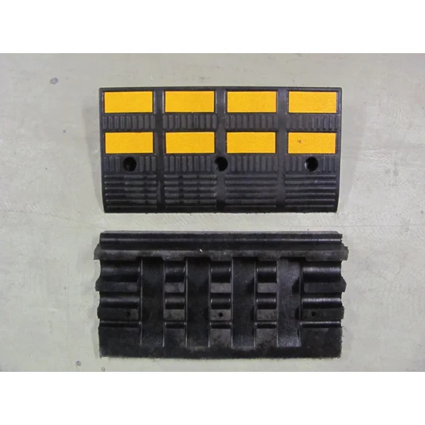 Gummiauffahrrampe mit reflektierenden Streifen, mittel – 600×300×100 mm, schwarz-gelb