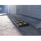 Gummiauffahrrampe mit reflektierenden Streifen, mittel – 600×300×100 mm, schwarz-gelb