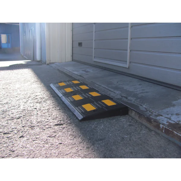 Gummiauffahrrampe mit reflektierenden Streifen, mittel – 600×300×100 mm, schwarz-gelb