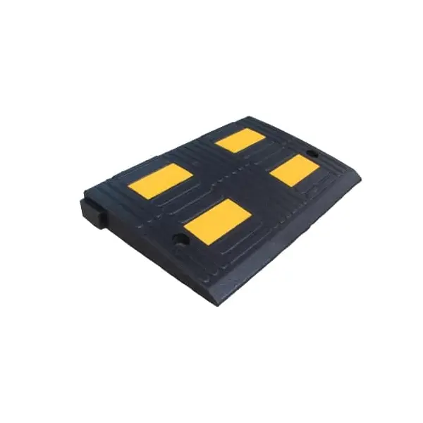Gummiauffahrrampe mit reflektierenden Streifen, niedrig – 500×325×50 mm, schwarz-gelb