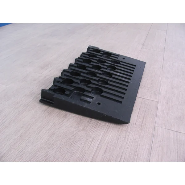 Gummiauffahrrampe mit reflektierenden Streifen, niedrig – 500×325×50 mm, schwarz-gelb