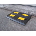 Gummiauffahrrampe mit reflektierenden Streifen, niedrig – 500×325×50 mm, schwarz-gelb