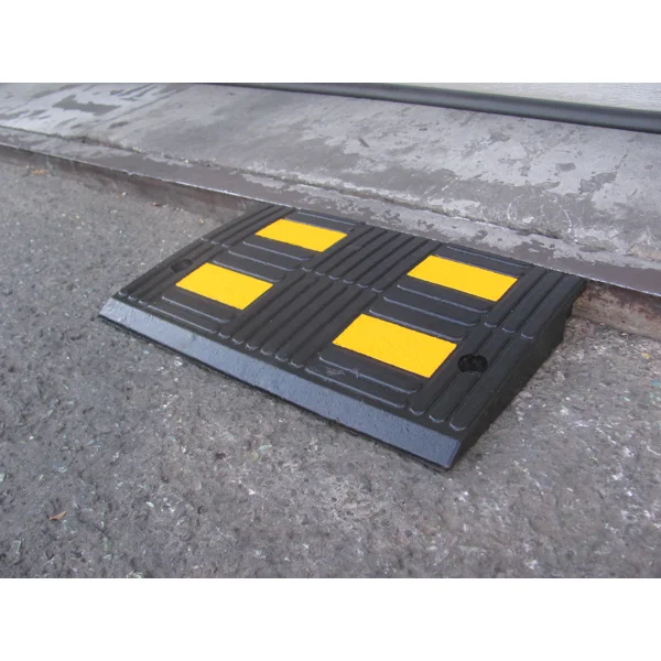Gummiauffahrrampe mit reflektierenden Streifen, niedrig – 500×325×50 mm, schwarz-gelb