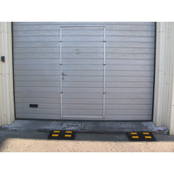 Gummiauffahrrampe mit reflektierenden Streifen, niedrig – 500×325×50 mm, schwarz-gelb