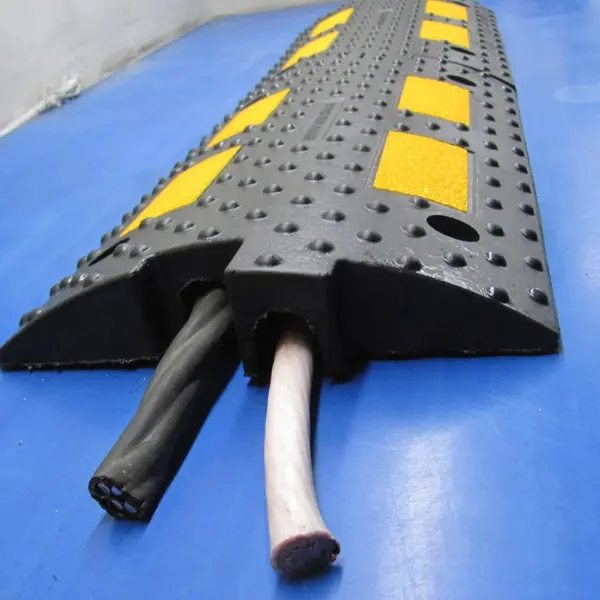 Gummibremse – Kabelübergang 30 km/h, 30 t – 500×300×55,6 mm, schwarz-gelb